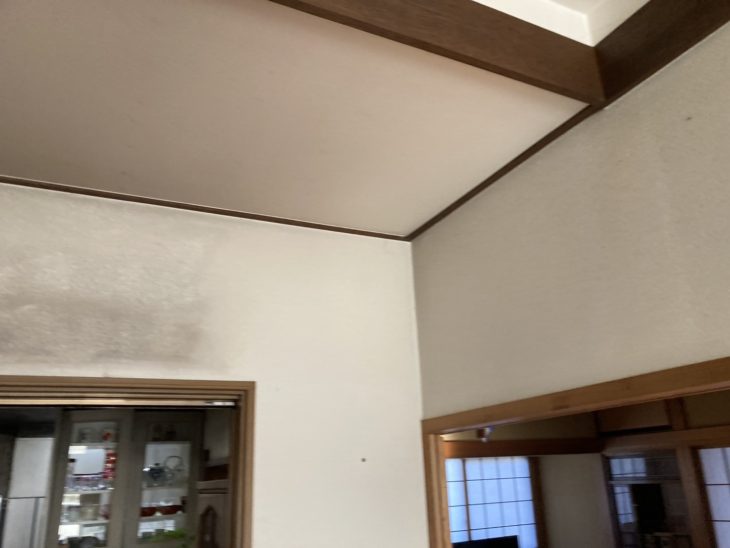 「室内で小火（ボヤ）が起きてしまい汚れたのでキレイにしたい」クロス貼り替え