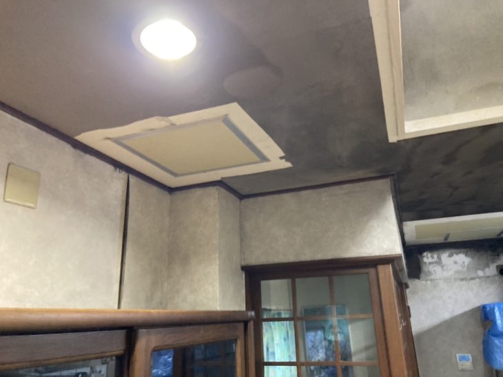 「室内で小火（ボヤ）が起きてしまい汚れたのでキレイにしたい」クロス貼り替え