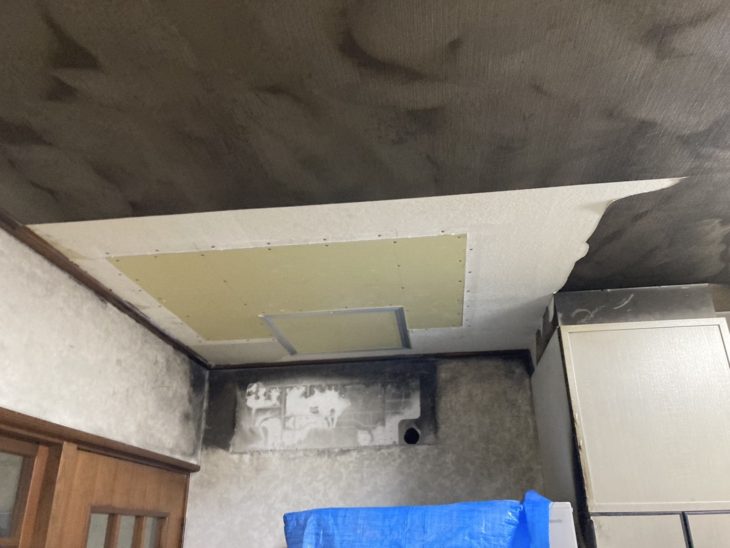 「室内で小火（ボヤ）が起きてしまい汚れたのでキレイにしたい」クロス貼り替え