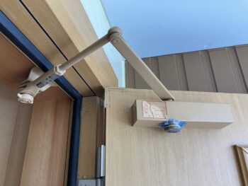 油漏れしたドアクローザーが勢いよく閉まり危ないため交換┃種類と特徴も解説