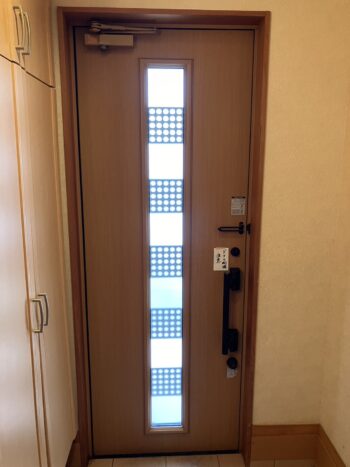 油漏れしたドアクローザーが勢いよく閉まり危ないため交換┃種類と特徴も解説