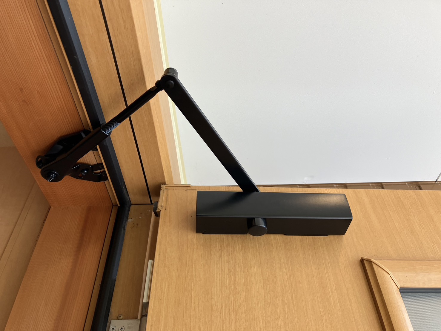 油漏れしたドアクローザーが勢いよく閉まり危ないため交換┃種類と特徴も解説