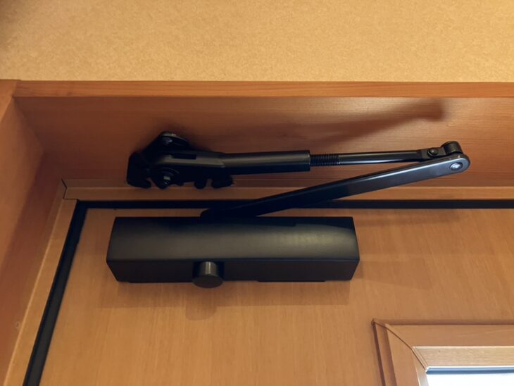 油漏れしたドアクローザーが勢いよく閉まり危ないため交換┃種類と特徴も解説