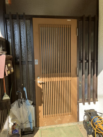 玄関を断熱ドアに変更、内窓設置で暖かい住まいに