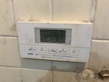 浴室のリモコンのボタンを押すと電源が落ちる！