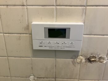 浴室リモコンの電源が落ちる不具合を解決。本体＋配線交換で安心の入浴時間に