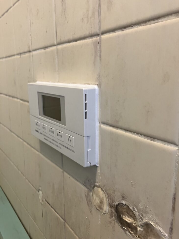 浴室のリモコンのボタンを押すと電源が落ちる！
