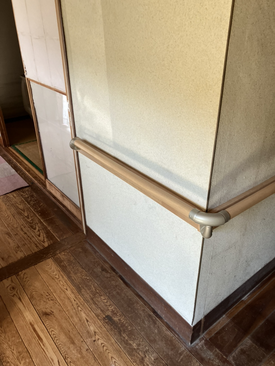 廊下、トイレ、トイレ前の壁に手すり設置