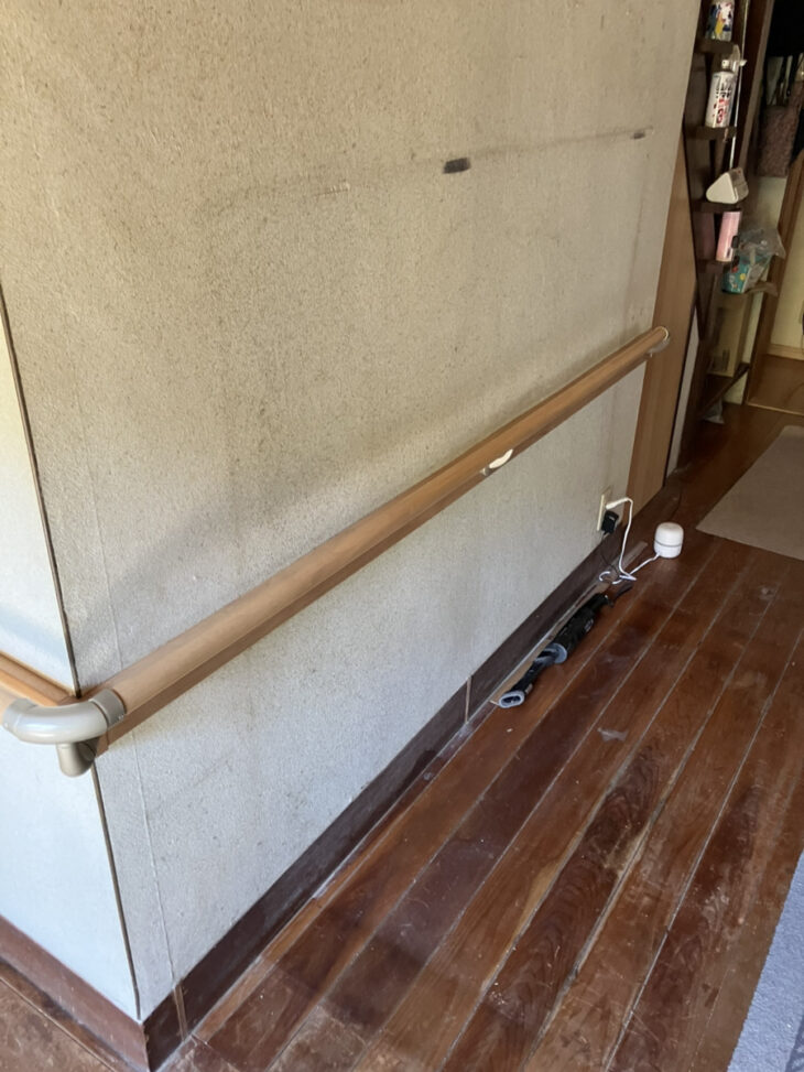 廊下、トイレ、トイレ前の壁に手すり設置