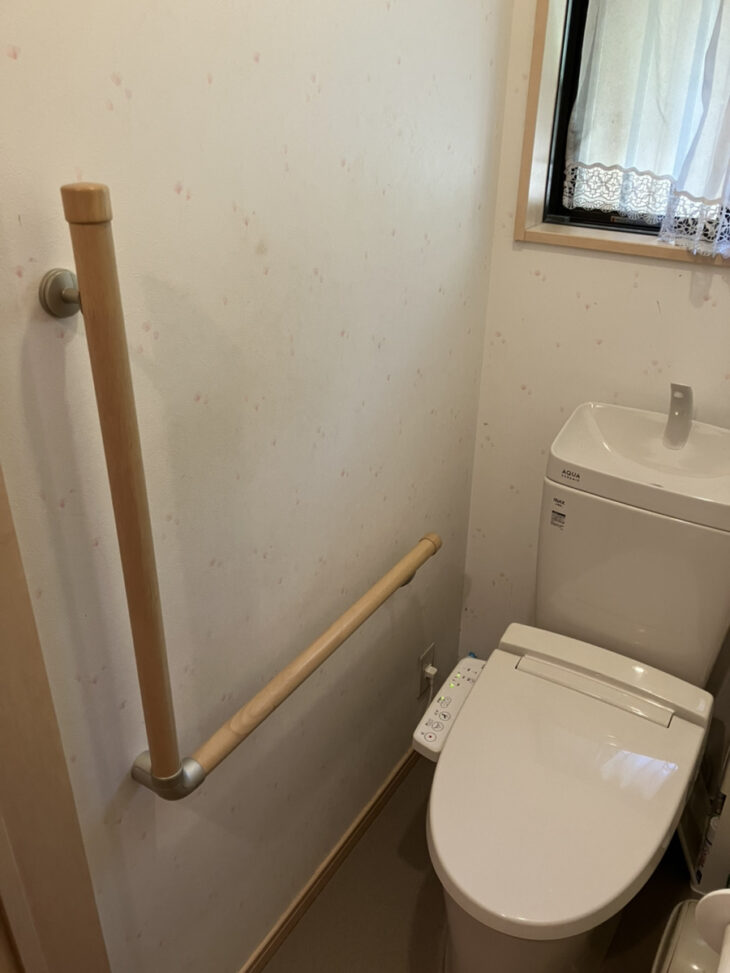 廊下、トイレ、トイレ前の壁に手すり設置