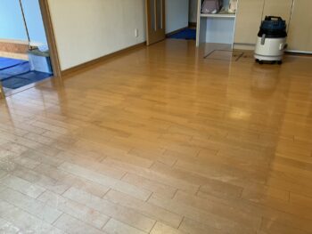 日焼けしたフローリングの色あせの対処方法「床コーティング工事」24万3000円（税込）