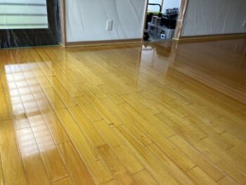 日焼けしたフローリングの色あせの対処方法「床コーティング工事」24万3000円（税込）