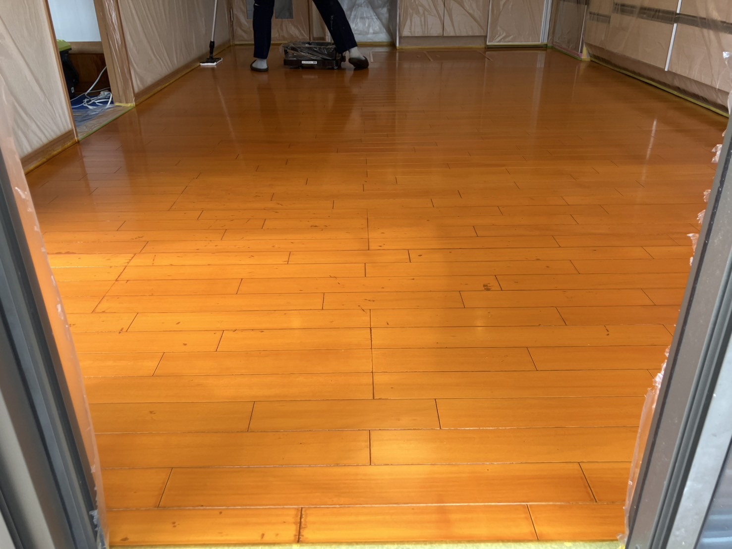 日焼けしたフローリングの色あせの対処方法「床コーティング工事」24万3000円（税込）