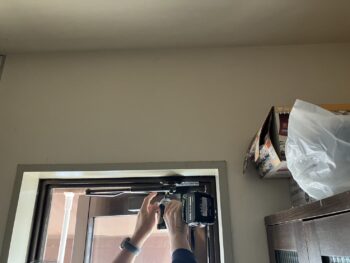 バタンと勢いよく締まるドアクローザーの交換工事