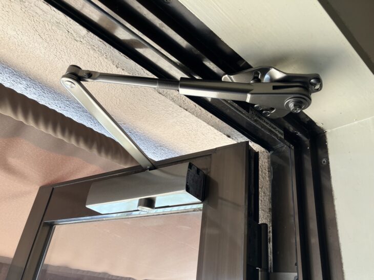 バタンと勢いよく締まるドアクローザーの交換工事