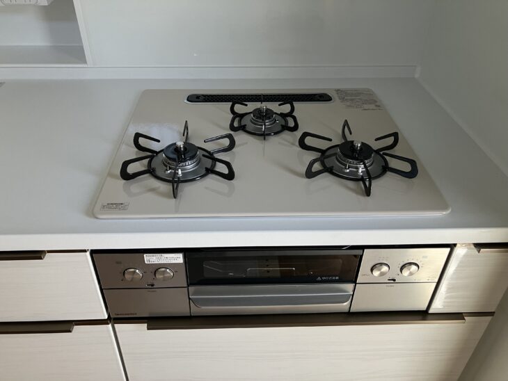 キッチン　ガスコンロ　三つ口