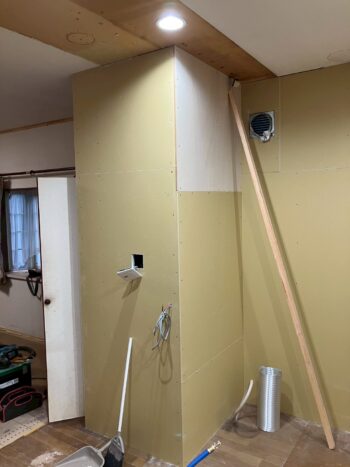 壁のクロス貼り替えの様子