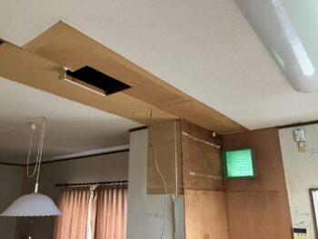 天井　工事中の様子
