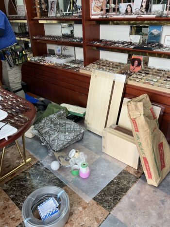 陳列棚　扉の入れ替え