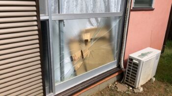 割れた窓ガラス