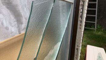 割れた窓ガラス