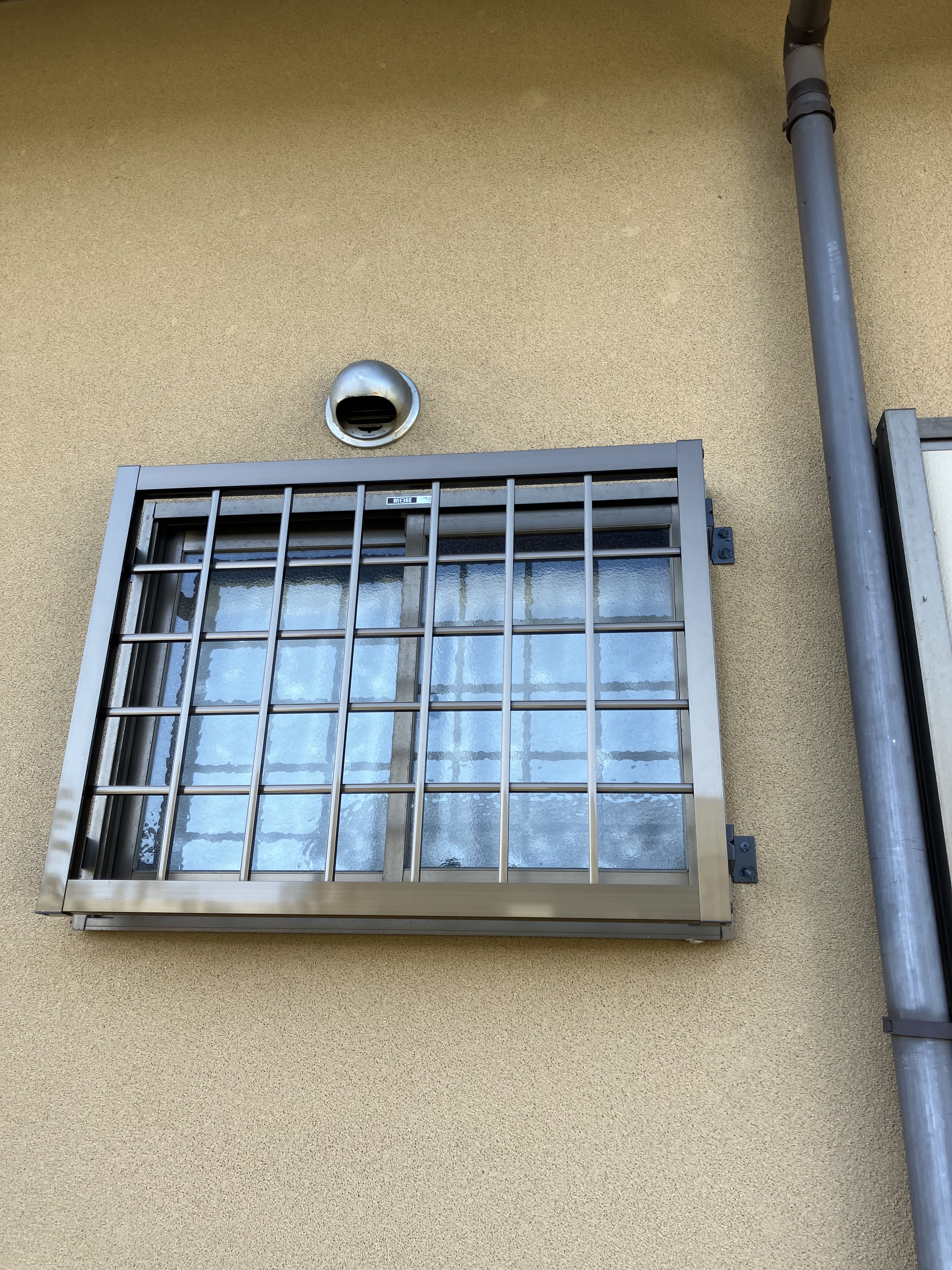 防犯窓格子、タイル浴室断熱床シート、吊り戸電子レンジの撤去で収納新設