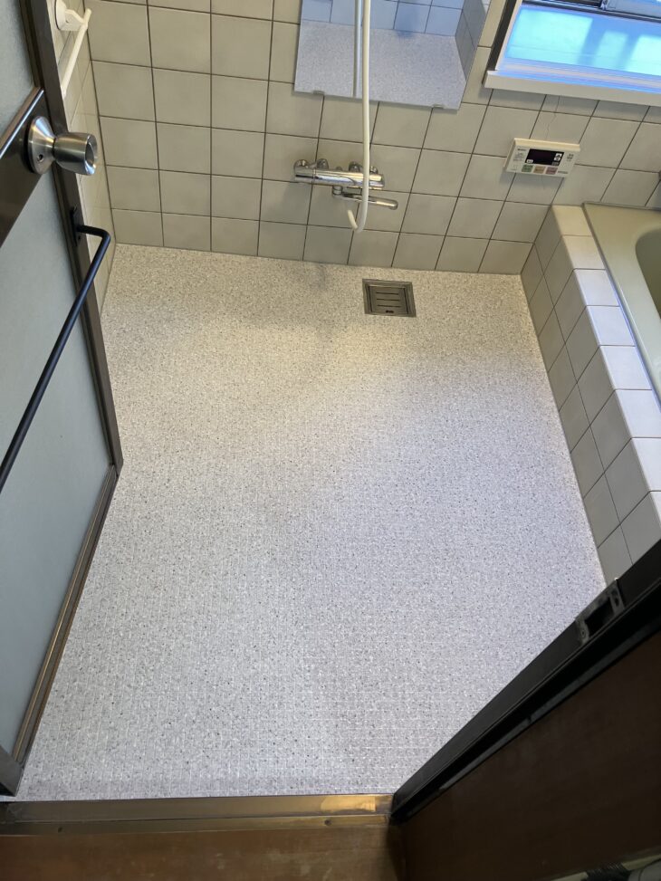 浴室　床　シートを貼ったところ