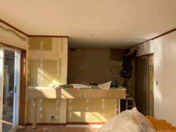 クロス貼り工事中