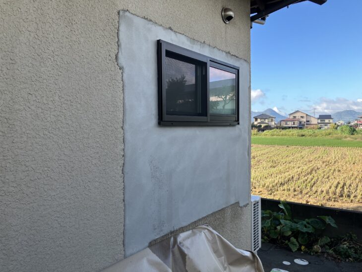 窓　外壁モルタル左官