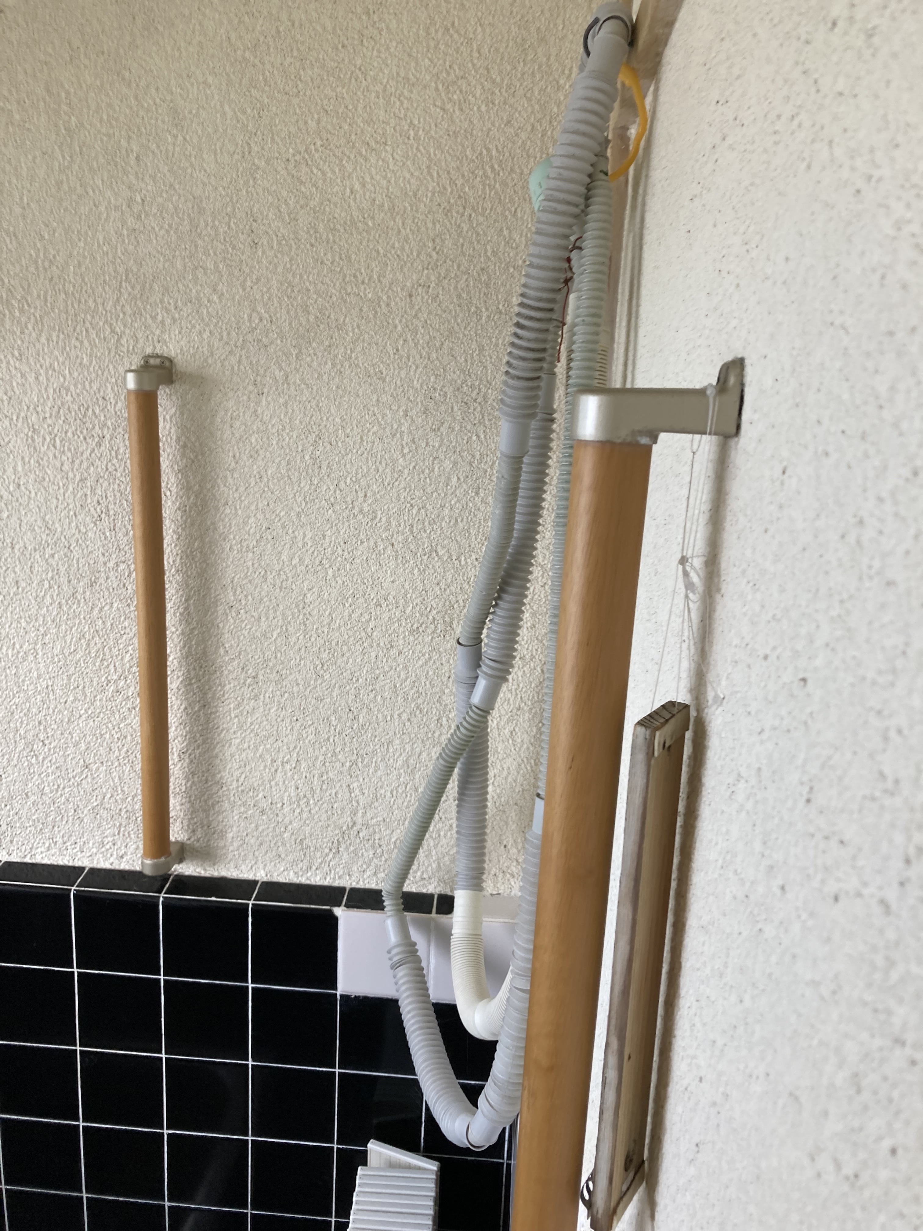 入浴が危険に感じる…転倒リスク軽減のために浴室に手すり設置｜三島市