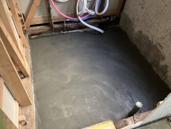 浴室　コンクリート敷き詰め