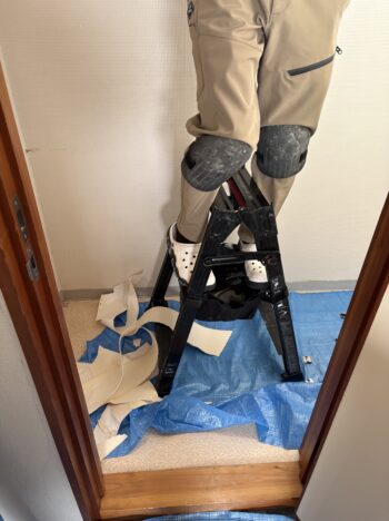 トイレ クロス貼り替え中