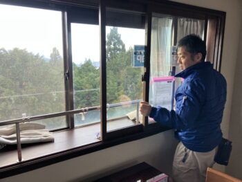 出窓の内窓設置の様子