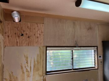 キッチン解体　ベニヤ下地