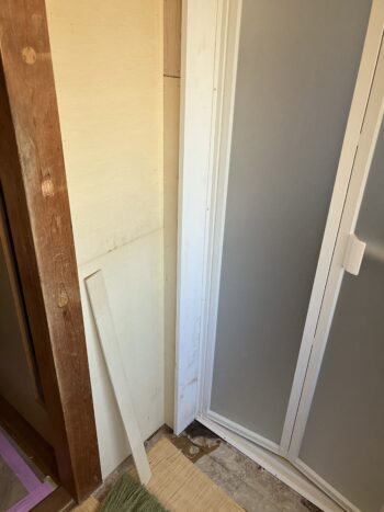 壁にベニヤ施工