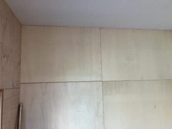 壁にベニヤ施工