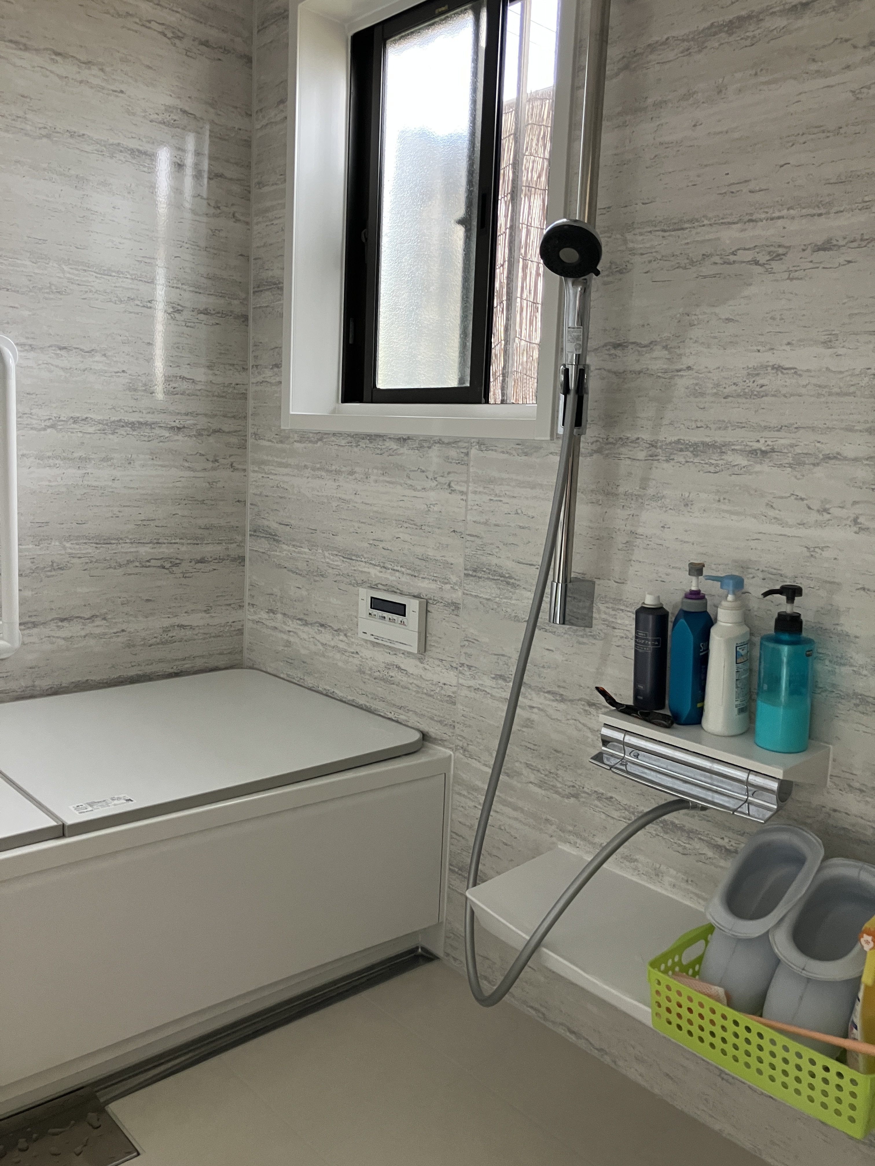 バリアフリーな浴室と車いす対応洗面化粧台設置のリフォーム|沼津市