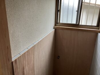 トイレ壁工事中