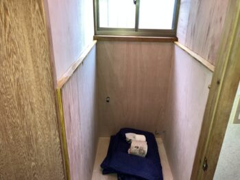 トイレ壁工事中