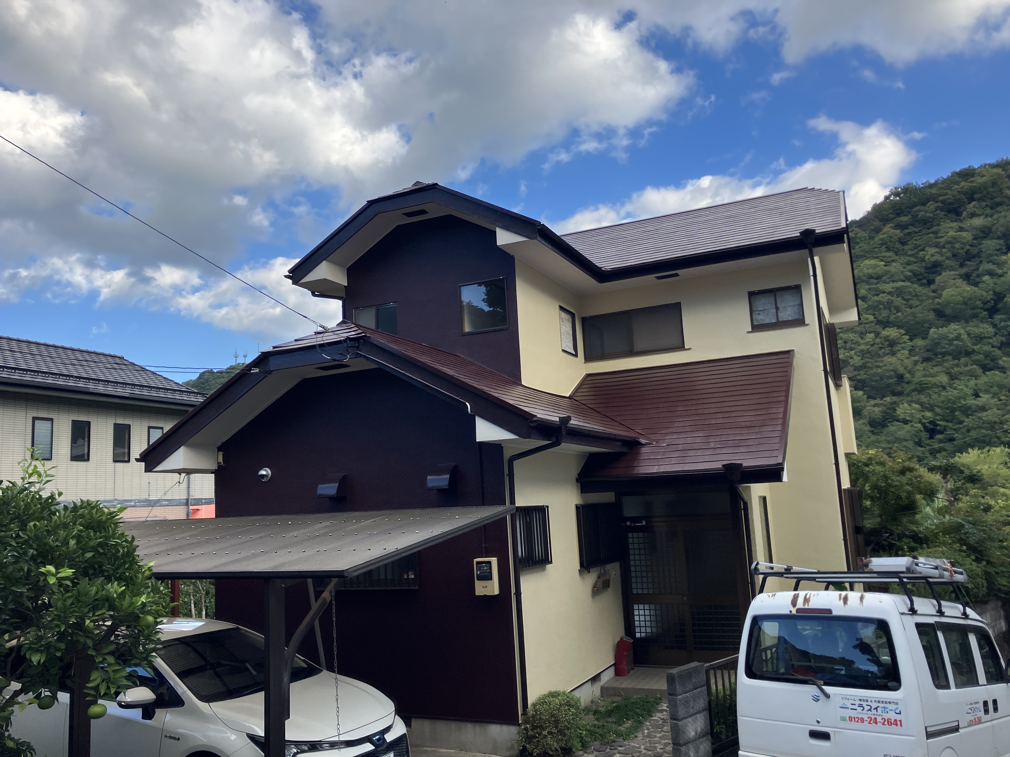 アイボリーとワインブラウンのツートンカラーの屋根外壁塗装｜伊豆の国市135万円（税込）