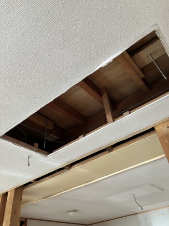 リビング天井 穴