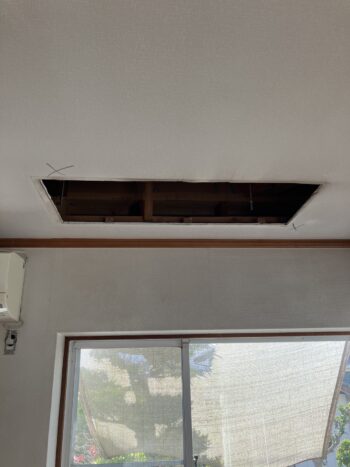 リビング天井 穴