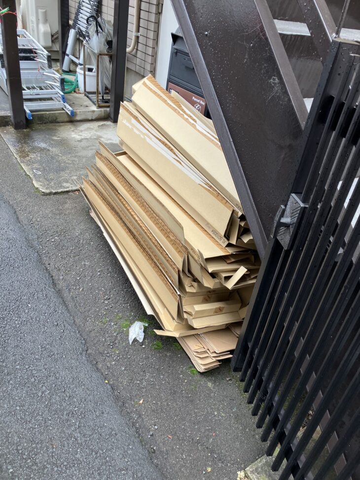 LEDの入っていた段ボールの山