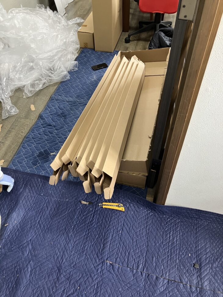 LEDの入っていた段ボールの山