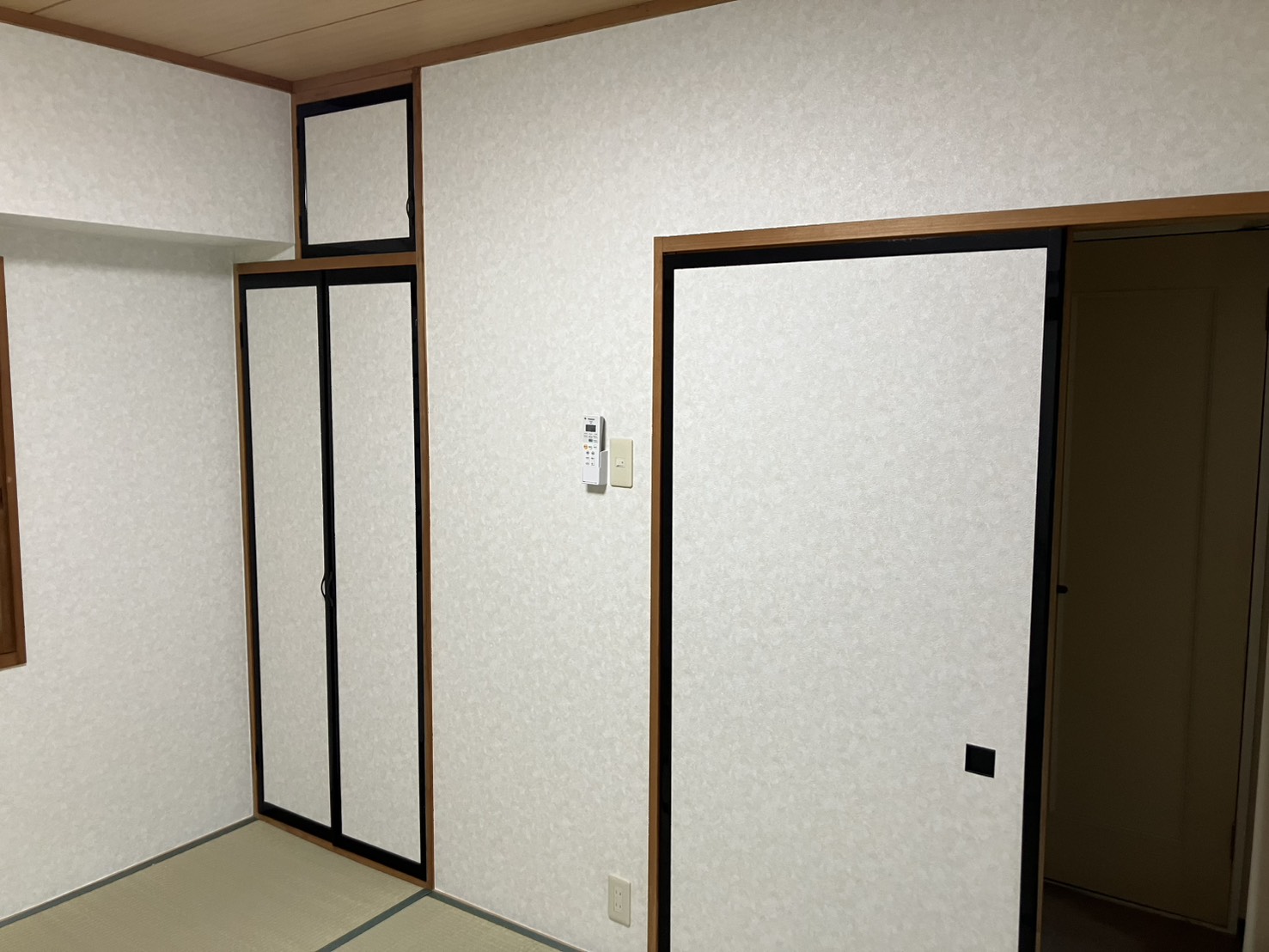 和室暗めの壁紙を明るいホワイトの壁紙にリフォーム｜伊豆の国市｜8万2000円