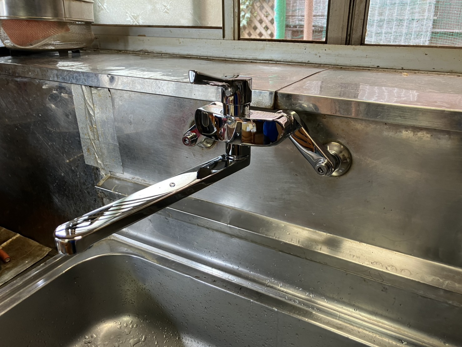 「レバーを下げてもポタポタとお水が垂れてきてしまう」キッチン水栓交換｜伊豆の国市