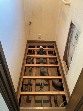 トイレ床の解体