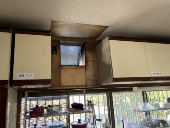 施工中　レンジフード解体