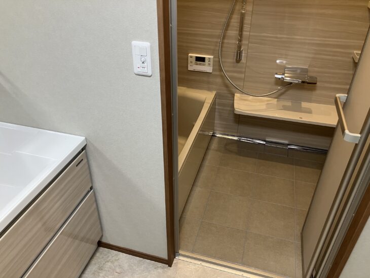 ユニットバス 洗面所から見たところ