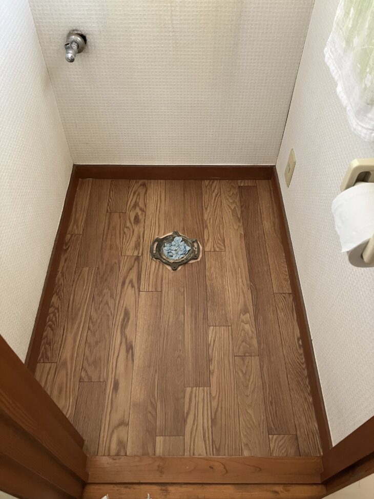 トイレ床　クッションフロア貼ったところ